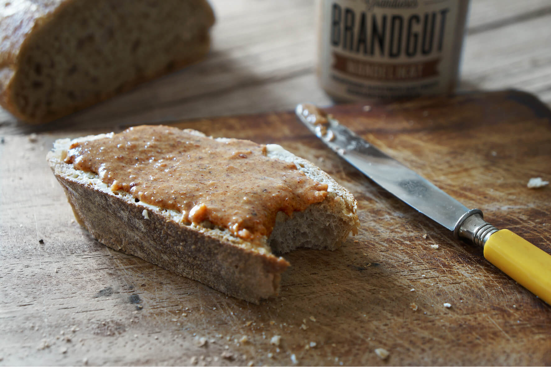 Brandgut - Aufstrich aus frisch gebrannten Nüssen auf dem Brot von Brandgut