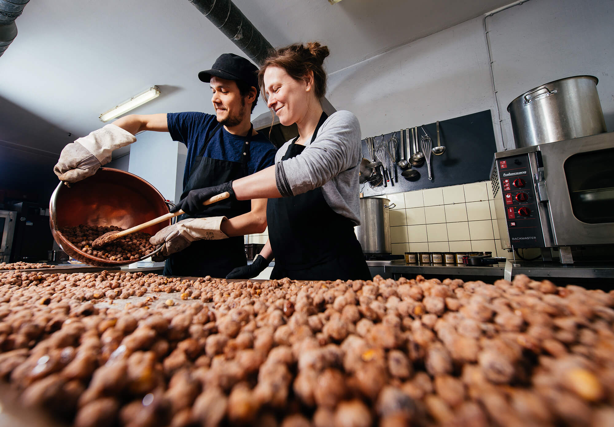 Meike Grosch und Daniel Thaung bei der Produktion von Brandgut