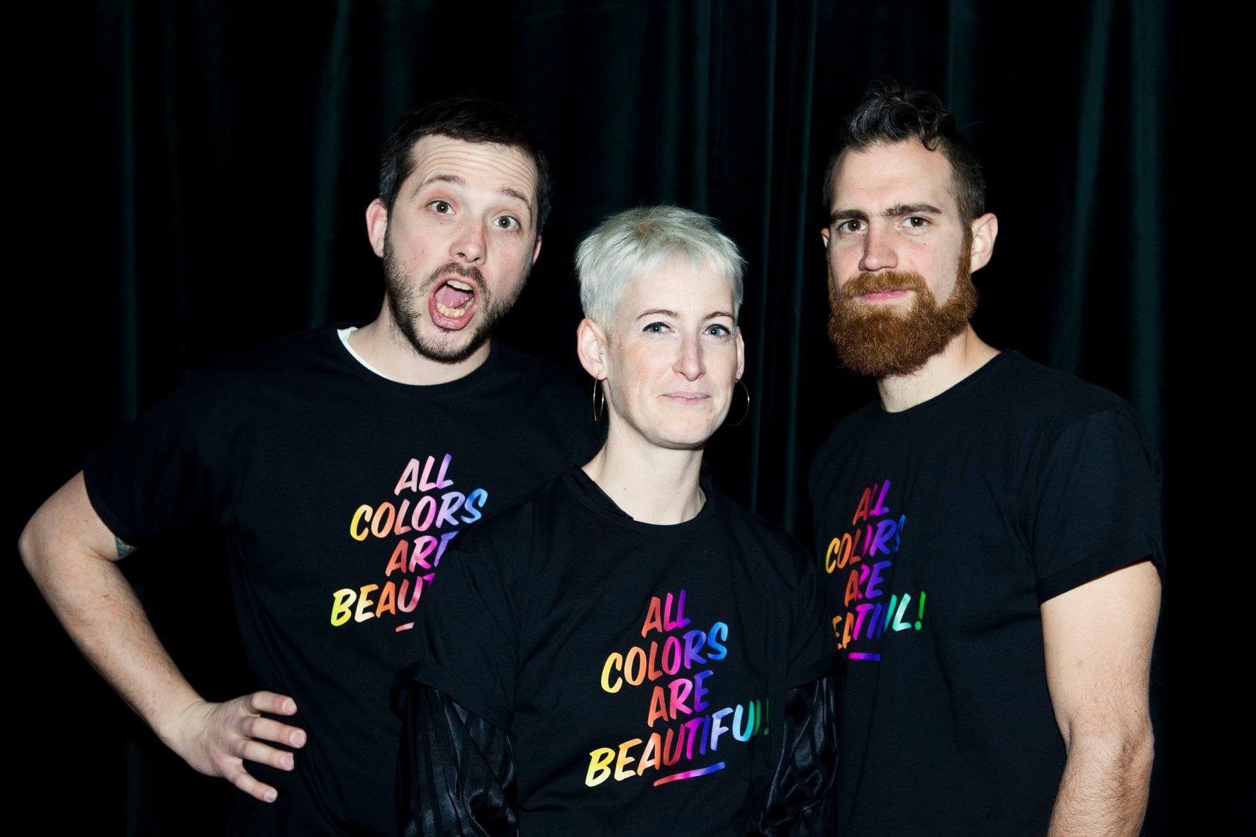 All colors are beautiful relaxed T-Shirt Erwachsene © Manitober