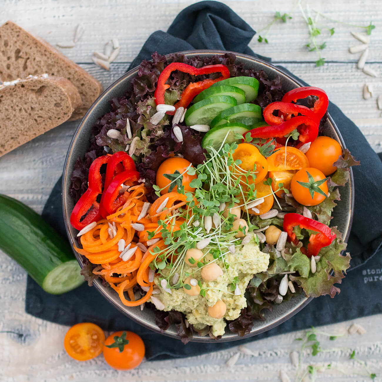 Salatbowl mit Kresse und Hummus © Grow-Grow Nut