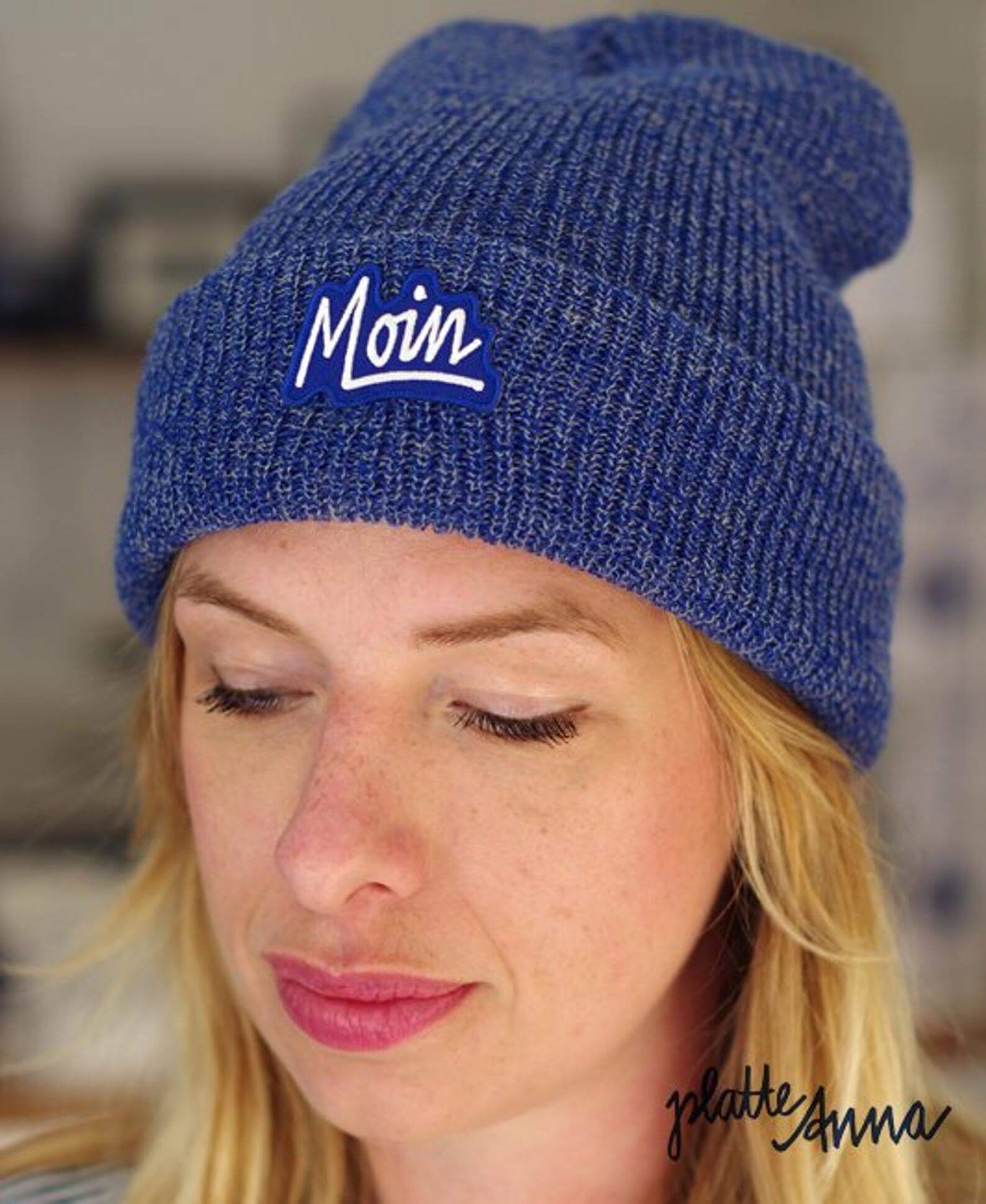 "Moin" Beanie mit Patch blaumeliert © Platte Anna