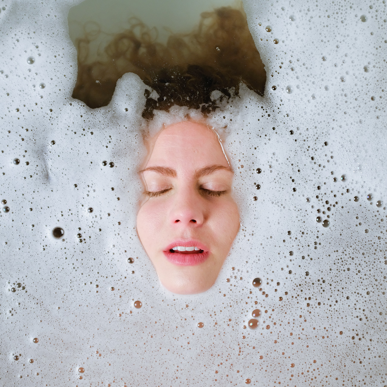 Mar Navajas Garcia (Gründerin von terrorists of beauty) in der Badewanne; Foto: Hannes Wichmann