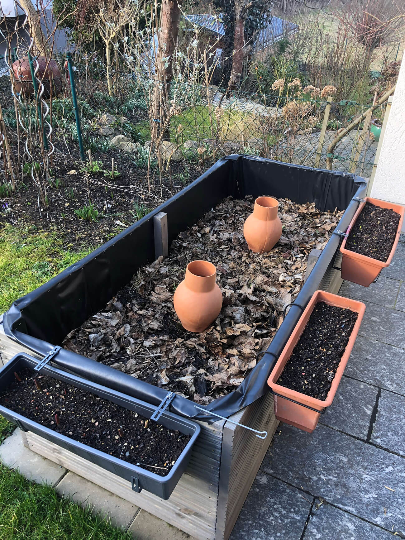 Hochbeet mit Laub und Ollas von Kerstin Eitner