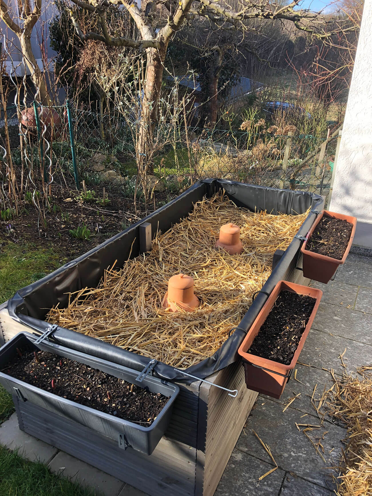 Hochbeet mit Strohschicht und eingegrabenen Ollas von Kerstin Eitner