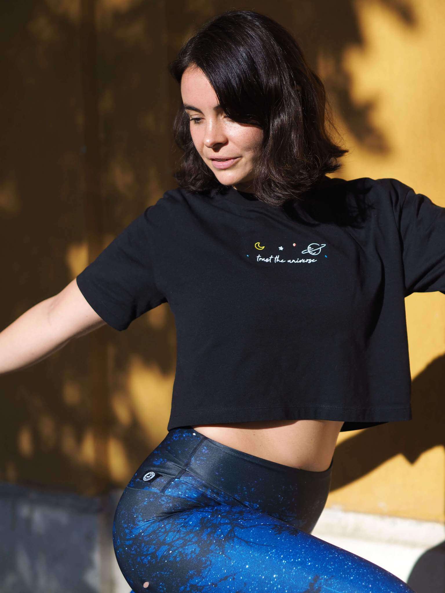 Yoga Crop Top "trust the universe" von OMlala