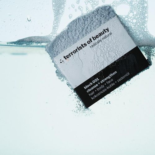 Seifenblock 001 cleanse + strenghten im Wasser von terrorists of beauty © Roman Dachsel Seifenblock 001 cleanse + strenghten im Wasser von terrorists of beauty; Foto: Roman Dachsel